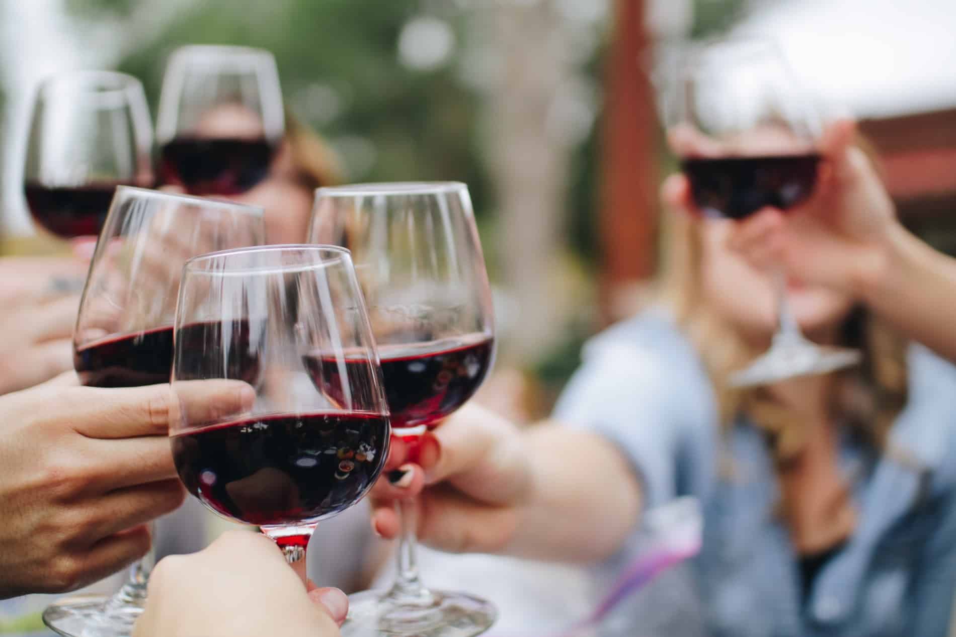 verres de vin rouge pour un dîner d'affaire avec une relation professionnelle