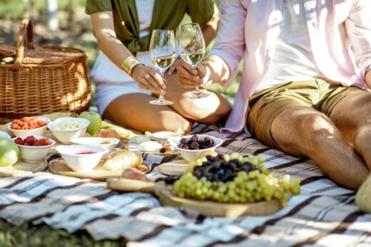 couple qui fait un pique-nique avec un verre de vin